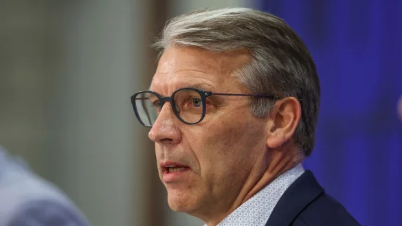 Schalkes Sportvorstand Peter Kn&auml;bel spricht bei der Pressekonferenz. - &copy; Tim Rehbein/dpa/Archivbild