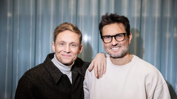 Matthias Schweigh&ouml;fer (l) und Regisseur Simon Verhoeven haben f&uuml;r den neuen Film &laquo;Girl You Know It's True&raquo; zusammen gearbeitet. - &copy; Christoph Soeder/dpa