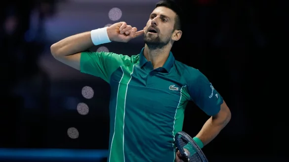 Spielt mit Jannik Sinner um den Titel bei den ATP-Finals: Novak Djokovic. - &copy; Antonio Calanni/AP/dpa