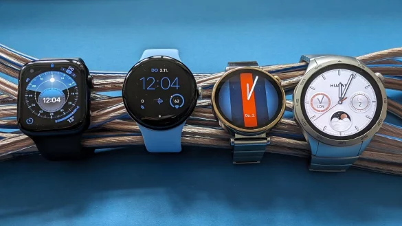 Smartwatches im Vergleich (l-r): Apple Watch Series 9, Google Pixel Watch 2, Huawei GT 4 (41mm) und Huawei GT 4 (46mm). - © Christoph Dernbach/dpa-tmn