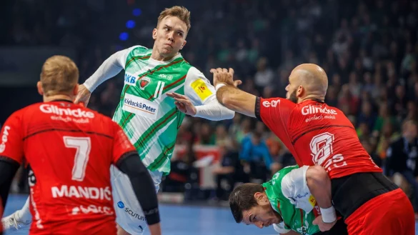 Lasse Andersson (2.v.l) war beim Sieg gegen Melsungen mit elf Toren der beste Werfer der F&uuml;chse. - &copy; Andreas Gora/dpa