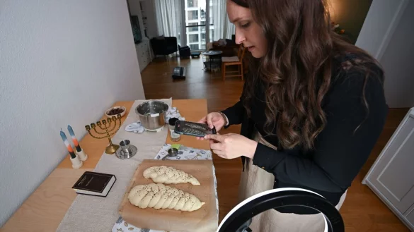 Die j&uuml;dische Tiktokerin Rica Allam nimmt ein Video &uuml;ber die Herrstellung von Challah zum Shabbat auf. - &copy; Bernd Wei&szlig;brod/dpa