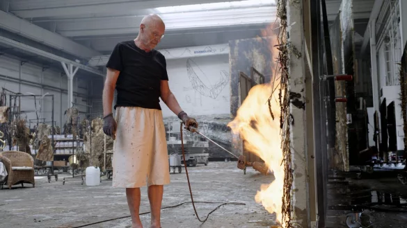 Feurige Kunst: Wim Wenders zeigt Anselm Kiefer bei der Arbeit. - &copy; -/Road Movies/dpa