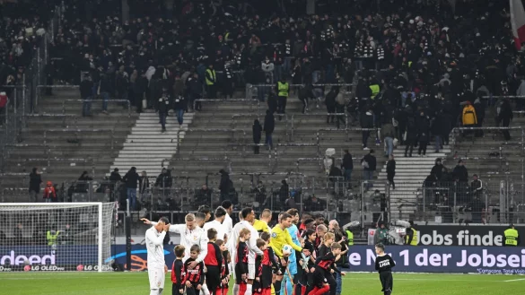 Aus Protest gegen den ihrer Meinung nach unverh&auml;ltnism&auml;&szlig;igen Polizeieinsatz blieben hunderte Ultra-Fans der Eintracht dem Beginn der Partie gegen Stuttgart fern. - &copy; Arne Dedert/dpa