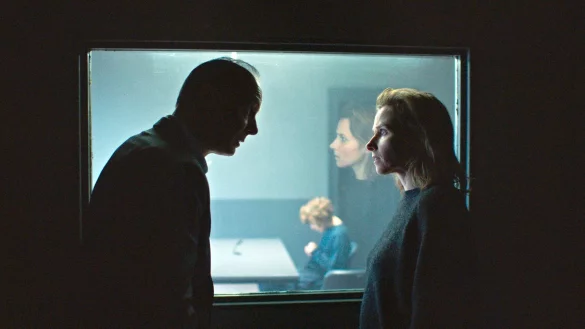 Kommissariatsleiter Peter Michael Schnabel (Martin Brambach) und Kommissarin Karin Gorniak (Karin Hanczewski) besprechen sich vor dem Verh&ouml;r der Tatverd&auml;chtigen Sarah Monet (Deniz Orta). - &copy; MadeFor/MDR/dpa