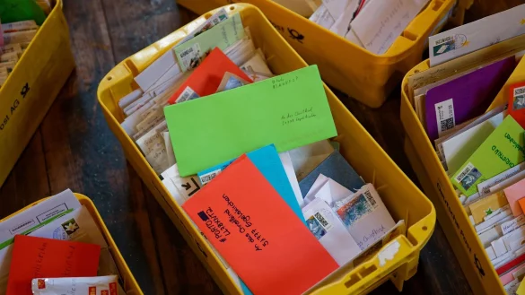 Briefe mit Wunschzettel liegen in der Christkindpostfiliale der Deutschen Post. - &copy; Henning Kaiser/dpa
