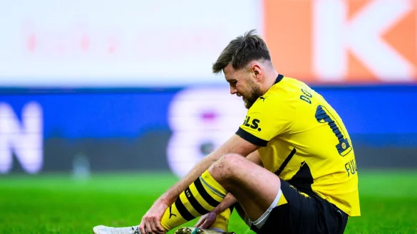 Dortmunds Niclas F&uuml;llkrug sitzt auf dem Boden. - &copy; Tom Weller/dpa
