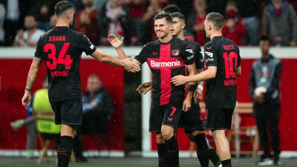 Leverkusens Granit Xhaka (l-r), Jonas Hofmann und Florian Wirtz jubeln nach dem Treffer zum 4:0-Endstand. - &copy; Marius Becker/dpa/Archivbild