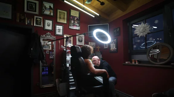 Tattoo-K&uuml;nstler Andy Engel (r) t&auml;towiert der Brustkrebspatientin Anja D. eine Brustwarze. - &copy; Karl-Josef Hildenbrand/dpa