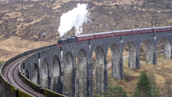 Der erste Jacobite Express der Saison 2022 überquert das Glenfinnan-Viadukt auf seinem Weg von Fort William nach Mallaig. Die «Harry Potter»-Filme machten die Zugstrecke über das Glenfinnan-Viadukt in Schottland weltberühmt. - © Jane Barlow/PA Archive/dpa