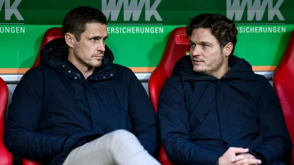 Dortmunds Sportdirektor Sebastian Kehl (l) und Dortmunds Trainer Edin Terzic sitzen vor dem Spiel auf der Trainerbank. - &copy; Tom Weller/dpa
