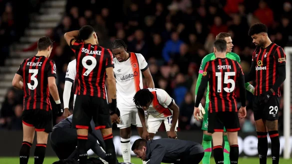 Lutons Tom Lockyer wird auf dem Spielfeld behandelt. - &copy; Steven Paston/PA Wire/dpa