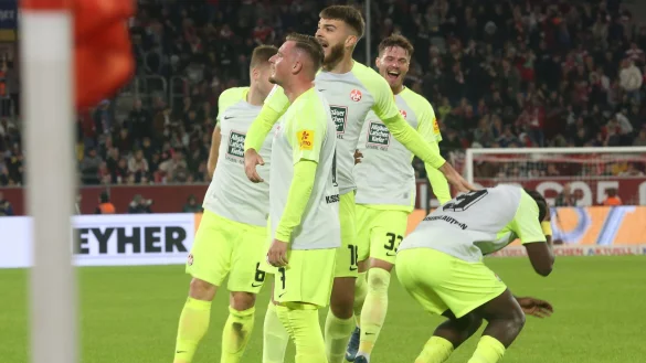 Die Lauterer legen nach dem Flaschenwurf auf Ragnar Ache (r) keinen Einspruch ein. - &copy; Roland Weihrauch/dpa