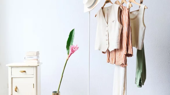 Alles &Uuml;berfl&uuml;ssige muss raus, Neues wird nur angeschafft, wenn man es wirklich braucht: Wer eine Capsule Wardrobe aufbauen will, braucht Disziplin. - &copy; Annette Riedl/dpa/dpa-tmn