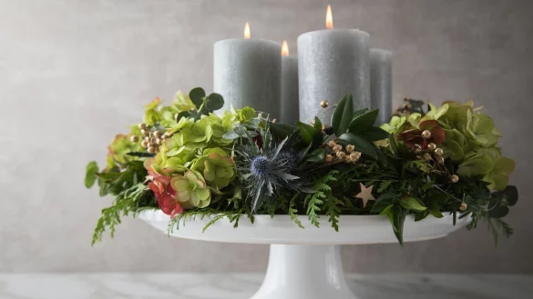 Der fertige Kranz: ein leuchtendes Beispiel f&uuml;r Nachhaltige Advents-Dekoration. - &copy; Christin Klose/dpa-tmn