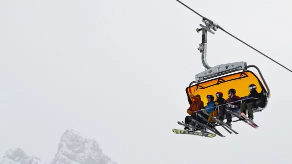 Mehr Geld für den Lift: Die Skipasspreise ziehen auch in diesem Winter vielerorts an. - © Angelika Warmuth/dpa/dpa-tmn