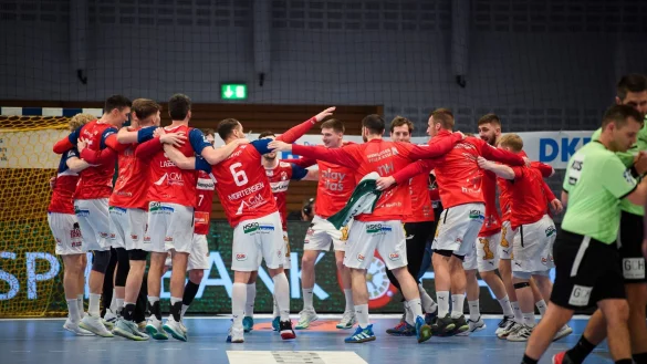 Hamburgs Spieler bejubeln den Sieg gegen Eisenach. - &copy; Gregor Fischer/dpa