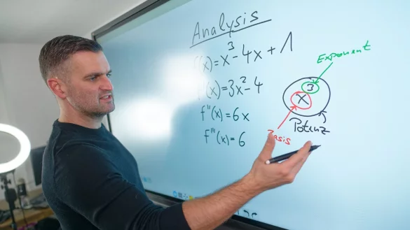 Der Mathematik-Youtuber Daniel Jung steht in seinem Videostudio, in dem er seine Mathematik-Lehrvideos aufnimmt. - &copy; Henning Kaiser/dpa