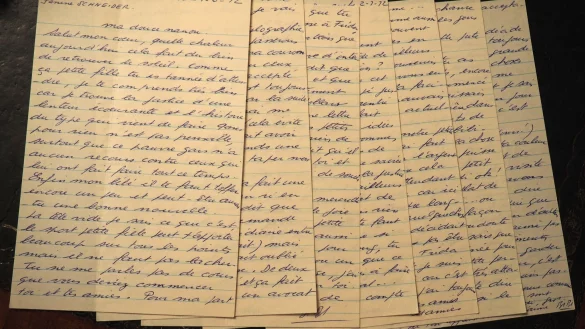 Briefe von der französischen Verbrecherlegende Jacques Mesrine liegen im Auktionshaus Baron Ribeyre & Associés aus. - © Rachel Boßmeyer/dpa