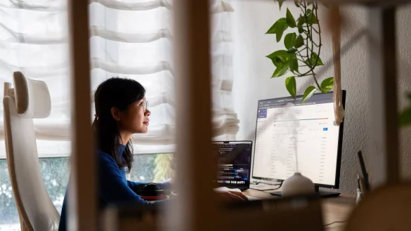 Wie lernen Maschinen? Eine Frage, mit der sich Data Scientists wie Duote Chen im Job besch&auml;ftigen. - &copy; Zacharie Scheurer/dpa-tmn