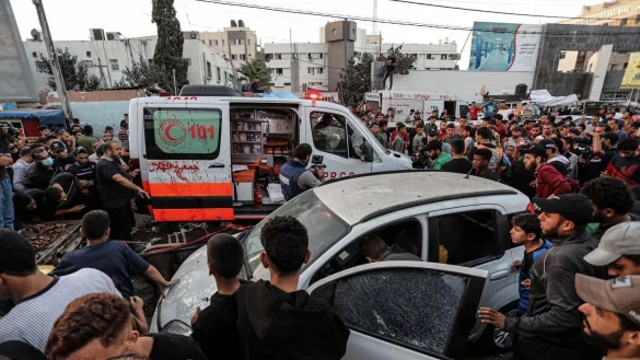 Menschen versammeln sich um einen Krankenwagen, nachdem dieser vor dem Eingang des Schifa-Krankenhaus angegriffen wurde. - &copy; -/XinHua/dpa