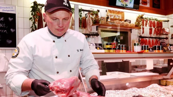 J&uuml;rgen Bickert, Metzgermeister und gepr&uuml;fter "Fleischsommelier", pr&auml;sentiert in seiner Metzgerei Nutria-Keulen. - &copy; Roland Weihrauch/dpa