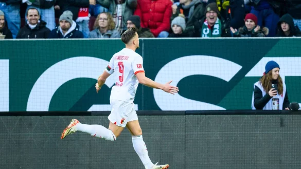 Augsburgs Ermedin Demirovic jubelt nach seinem Tor zum 1:0. - &copy; Tom Weller/dpa