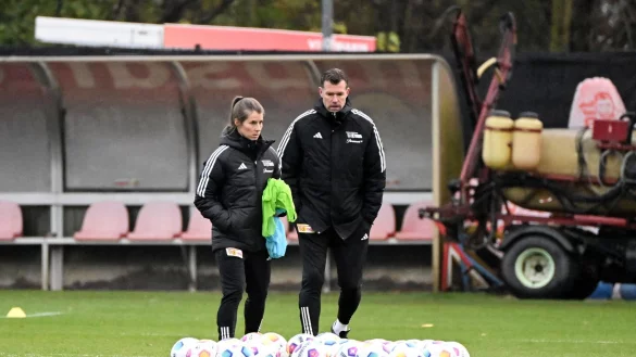 Interimstrainer Marco Grote und Co-Trainerin Marie-Louise Eta bereiten eine Trainingseinheit vor. - &copy; Matthias Koch/dpa
