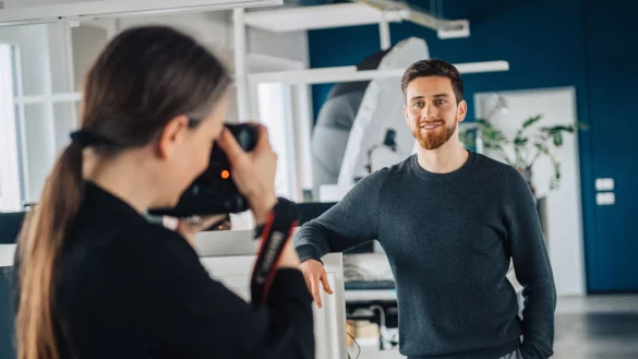 Wollen Unternehmen Fotos von Mitarbeitern auf ihrer Webseite ver&ouml;ffentlichen, ben&ouml;tigen sie daf&uuml;r deren Zustimmung. - &copy; Zacharie Scheurer/dpa-tmn