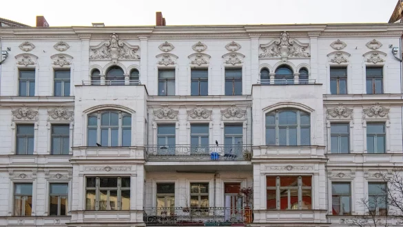 Wechselt eine vermietete Wohnung den Eigent&uuml;mer, ist das f&uuml;r Mieterinnen und Mieter oft ein Schreck. Dabei sind sie ganz und gar nicht einflusslos. - &copy; Bernd Diekjobst/dpa-tmn