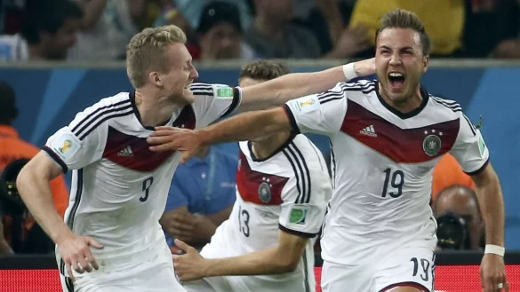 Mario Goetze (r) dr&uuml;ckt der U17 im WM-Finale gegen Frankreich die Daumen. - &copy; Antonio Lacerda/EPA/dpa