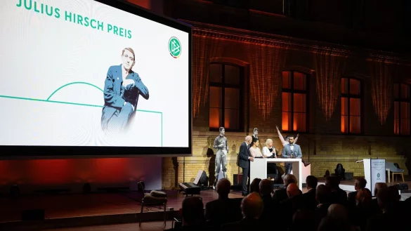 Der Julius-Hirsch-Preis ehrt Vereine und Pers&ouml;nlichkeiten f&uuml;r den Einsatz gegen Antisemitismus. - &copy; Hannes P. Albert/dpa
