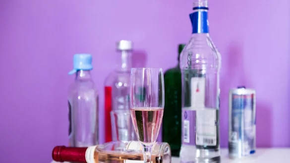 Flaschen mit Alkohol sowie Gl&auml;ser stehen auf einem Tisch. - &copy; Silas Stein/dpa/Symbolbild