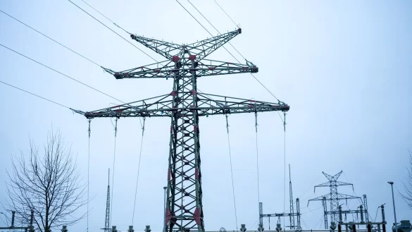 Verbraucher und Firmen m&uuml;ssen sich auf h&ouml;here Strompreise einstellen. - &copy; Daniel Bockwoldt/dpa