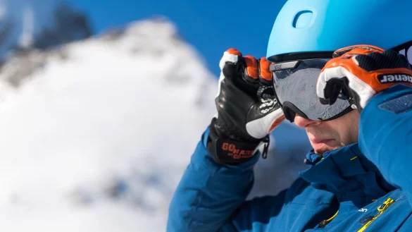 Freie Sicht: Eine gute Skibrille muss auch mit Helm gut sitzen. - © Benjamin Nolte/dpa-tmn