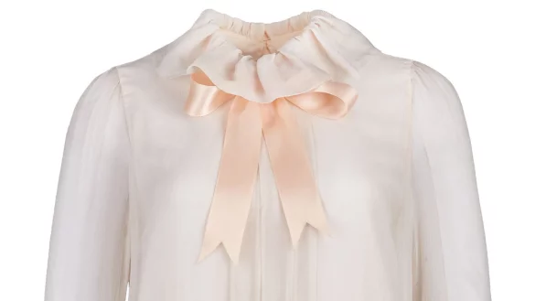 Eine von Prinzessin Diana getragene blass-rosafarbene Bluse steht zur Versteigerung. - &copy; -/Julien's Auctions/dpa