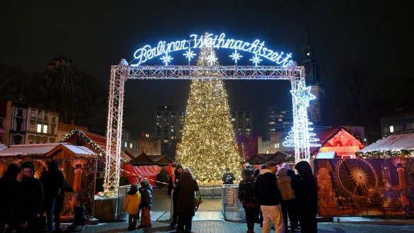 Der Weihnachtsmarkt am Alexanderplatz wurde am Abend von der Polizei abgesperrt. - © Paul Zinken/dpa