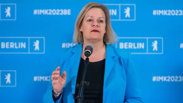 Bundesinnenministerin Nancy Faeser hatte die Grenzkontrollen zun&auml;chst bis zum 15. Dezember verl&auml;ngert. - &copy; Christophe Gateau/dpa