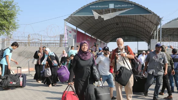 Hunderte Ausl&auml;nder, unter ihnen Deutsche, und Pal&auml;stinenser mit einem zweiten Pass verlassen den von Israel abgeriegelten K&uuml;stenstreifen. - &copy; Khaled Oma/XinHua/dpa