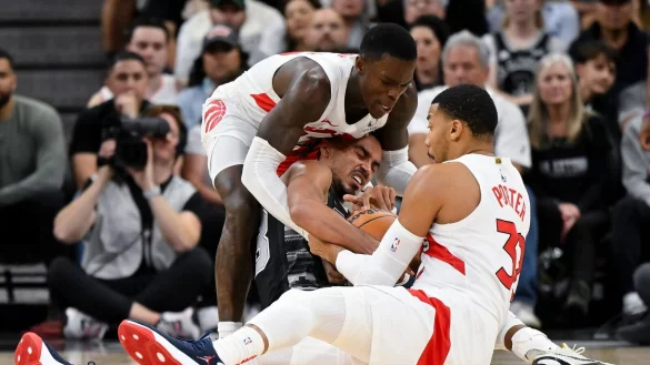 Siegte mit den Raptors gegen die San Antonio Spurs: Dennis Schr&ouml;der (l). - &copy; Darren Abate/AP/dpa