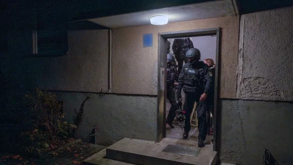 Die Polizei durchsucht ein Objekt in München. - © Peter Kneffel/dpa