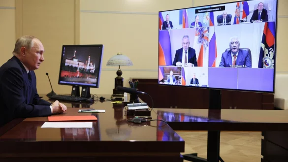 Kremlchef Wladimir Putin bei einer Videokonferenz des russischen Sicherheitsrates. - © Gavriil Grigorov/Pool Sputnik Kremlin/AP/dpa