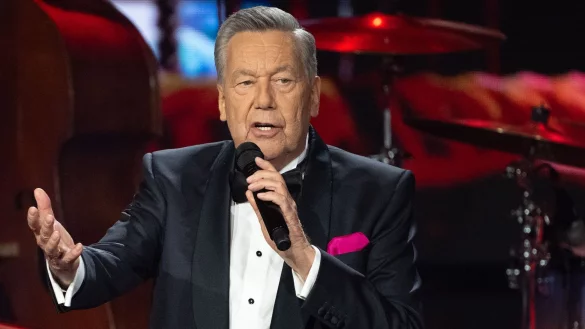 Roland Kaiser singt w&auml;hrend der TV-Spendengala "Ein Herz f&uuml;r Kinder". - &copy; Sebastian Christoph Gollnow/dpa