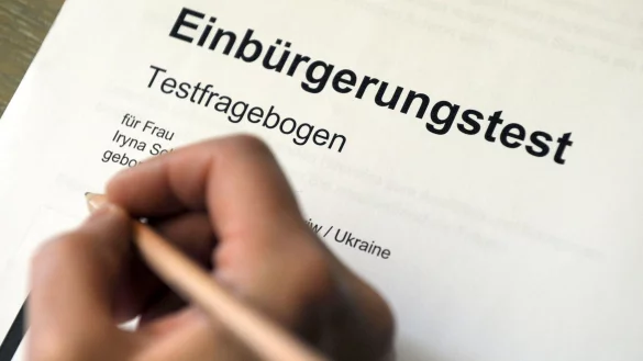 Auf schriftliche Deutsch-Pr&uuml;fungen und einen Einb&uuml;rgerungstest soll bei &auml;lteren Menschen, die einst &uuml;ber staatliche Abkommen als Arbeitskr&auml;fte ins Land gekommen waren, verzichtet werden. - &copy; Uli Deck/dpa
