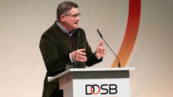Der hessische Ministerpr&auml;sident Boris Rhein (CDU) steht bei der Mitgliederversammlung des DOSB in Frankfurt am Rednerpult. - &copy; Thomas Frey/dpa
