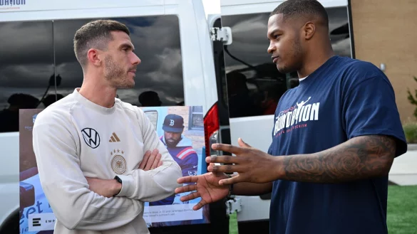 Robin Gosens im Gespr&auml;ch mit NFL-Star Raekwon McMillan. - &copy; Federico Gambarini/dpa