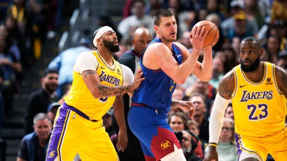 Nikola Jokic (M) von den Denver Nuggets gegen Anthony Davis (l) und LeBron James von den Los Angeles Lakers. - &copy; David Zalubowski/AP/dpa