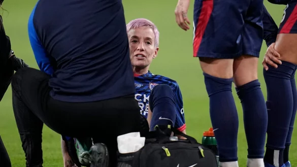 OL Reign-St&uuml;rmerin Megan Rapinoe wird von Mannschaftsoffiziellen versorgt. - &copy; Gregory Bull/AP