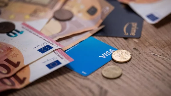 In Deutschland ist die Zahl von überschuldeten Menschen leicht angestiegen. - © Hannes P. Albert/dpa