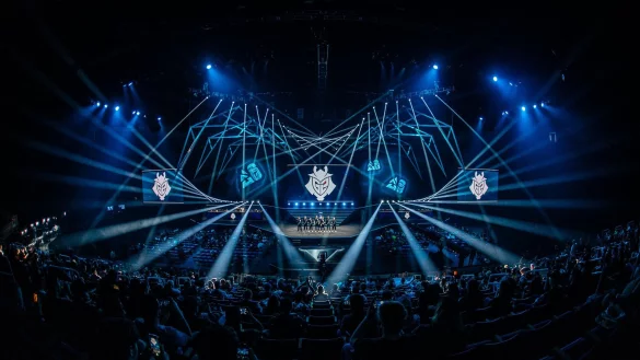 Die Spieler von G2 Esports stehen auf der B&uuml;hne in Atlanta. Das Siege-Team mit Sitz in Berlin ist ins Halbfinale des Six-Majors eingezogen. - &copy; Jo&atilde;o Ferreira/Ubisoft/dpa